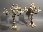 Paire de candélabres en métal plaqué d'argent