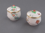 Paire de petits pots à fard couverts en porcelaine et vermeil