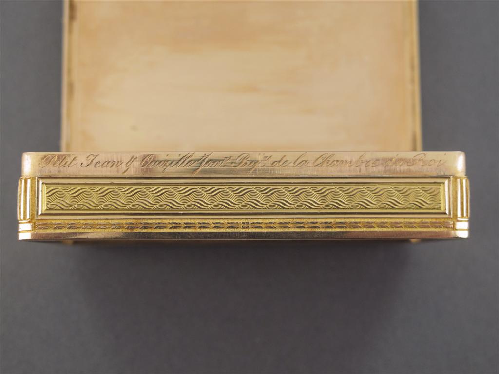 A gold rectangular snuff box